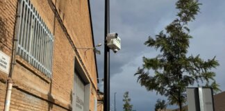 Cámara de vigilancia instalada en un poste en Foios.