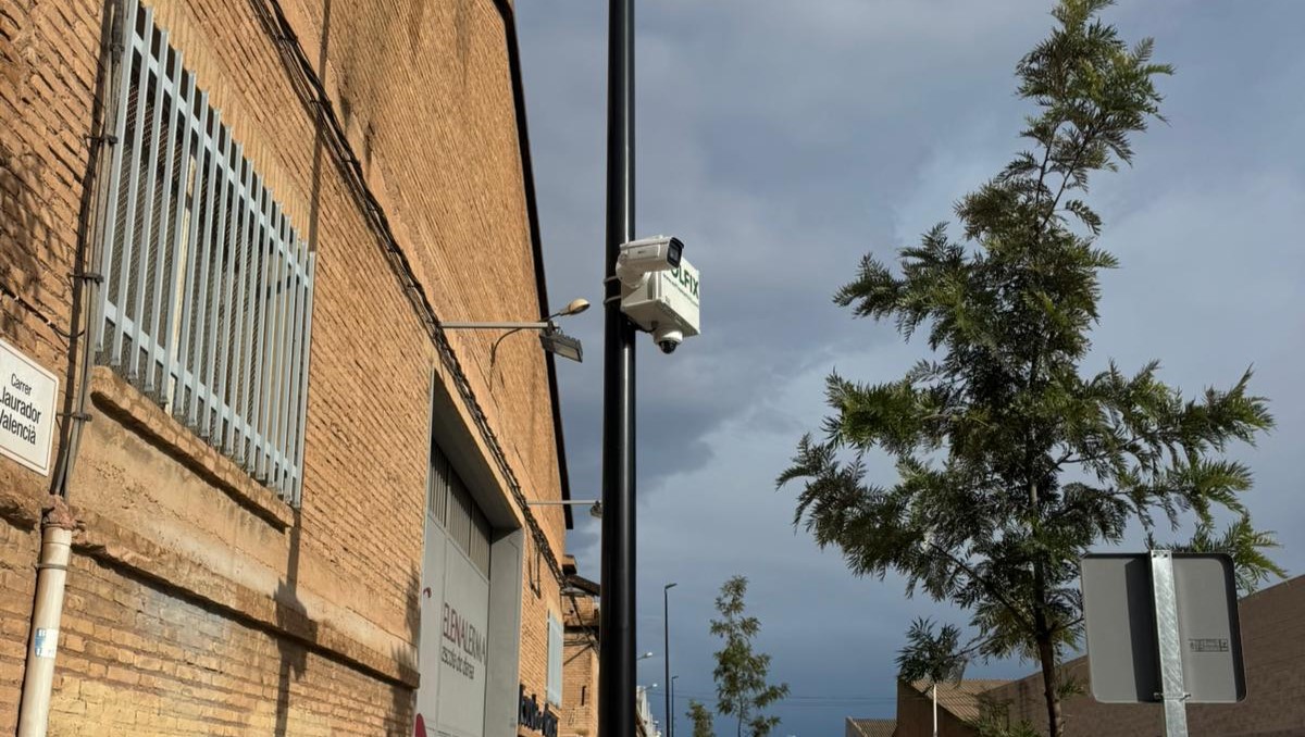 Cámara de vigilancia instalada en un poste en Foios.