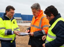 El Consell finaliza la gestión de residuos de la DANA en Alfafar tras clausurar el punto de escombros Tres hombres con chalecos reflectantes en un sitio de construcción