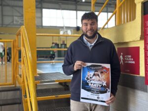 Persona sosteniendo un cartel de la Gaming Party en Montcada