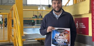 Persona sosteniendo un cartel de la Gaming Party en Montcada
