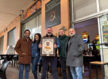 ‘Ruta 25’ del Restaurante El Timón, ganador en la III campaña Sóc professional de l’esmorzaret de Paterna Grupo de personas celebrando el ganador de la III Ruta del Esmorzaret en Paterna.