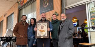 Grupo de personas celebrando el ganador de la III Ruta del Esmorzaret en Paterna.