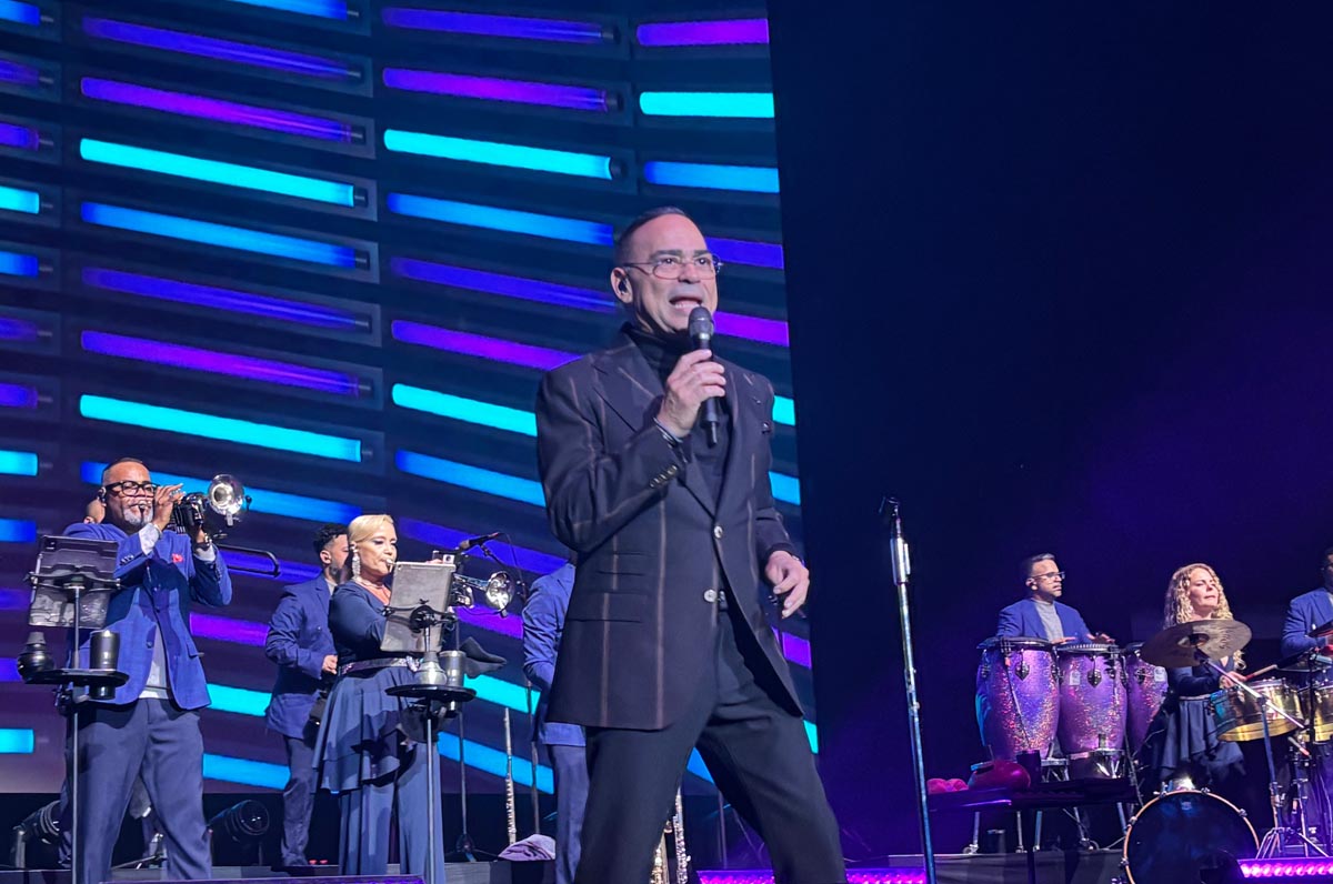 Gilberto Santa Rosa cantando en el Roig Arena durante un concierto navideño