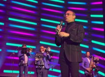 Gilberto Santa Rosa cantando en el Roig Arena durante la Navidad