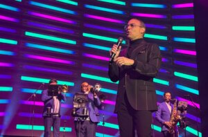 Gilberto Santa Rosa cantando en el Roig Arena durante la Navidad