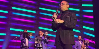 Gilberto Santa Rosa cantando en el Roig Arena durante la Navidad
