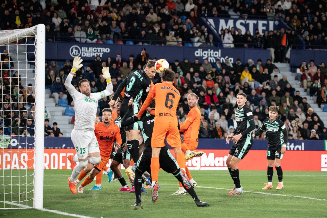 Momento del gol del Torrent CF en un partido de Copa del Rey