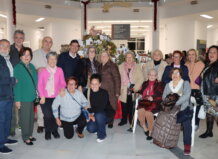 Burjassot presenta su Gran Belén a la ciudadanía Grupo de personas en la inauguración del Gran Belén de Burjassot