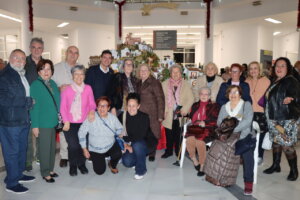 Grupo de personas en la inauguración del Gran Belén de Burjassot