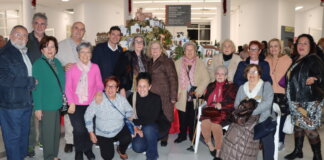 Grupo de personas en la inauguración del Gran Belén de Burjassot