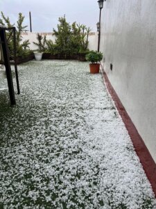 Calle cubierta de granizo tras una intensa granizada en Torrent