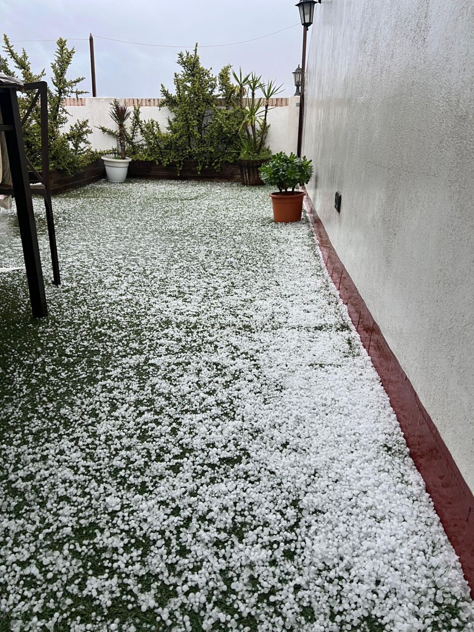 Calle cubierta de granizo tras una intensa granizada en Torrent