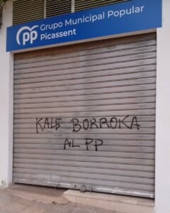 La puerta del Grupo Municipal Popular en Picassent presenta un mensaje de graffiti. Un reflejo de la opinión pública.
