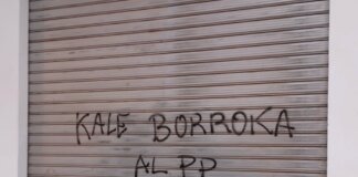La puerta del Grupo Municipal Popular en Picassent presenta un mensaje de graffiti. Un reflejo de la opinión pública.