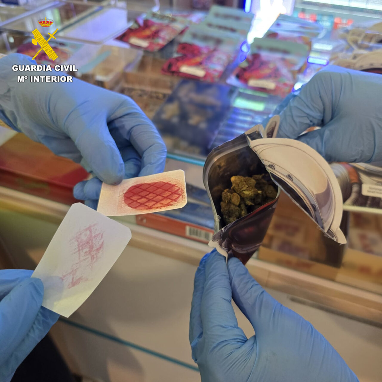 Intervención de la Guardia Civil en un estanco con productos de marihuana