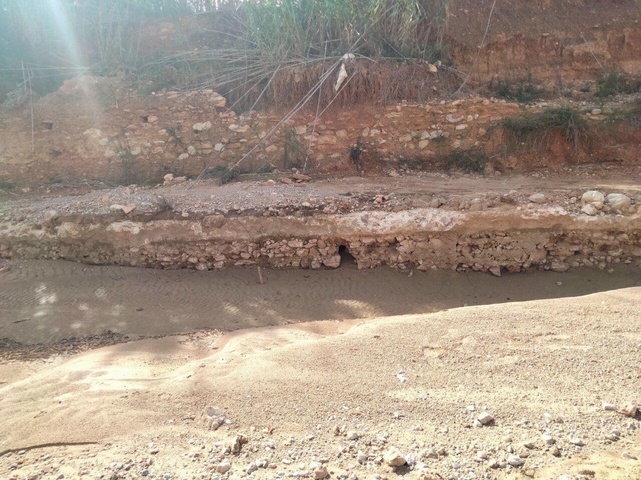 Tramo de la acequia medieval del Reg Mil·lenari en Torrent descubierto tras la DANA