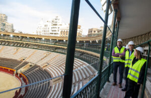 Vista de la Plaza de Toros de València durante la modernización de su iluminación.
