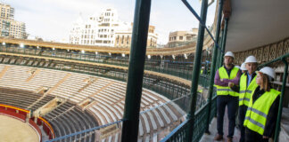 Vista de la Plaza de Toros de València durante la modernización de su iluminación.