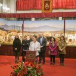 Inauguración de un belén navideño con varias personas presentes.