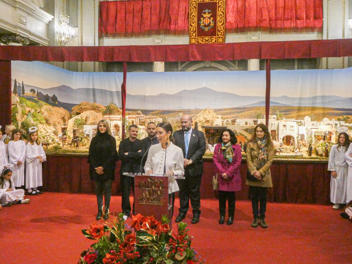 Inauguración de un belén navideño con varias personas presentes.