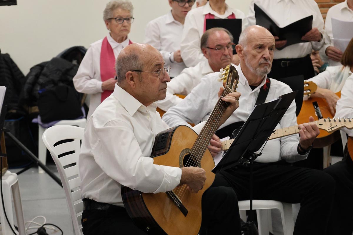 Músicos interpretando villancicos en la inauguración de belenes en Torrent.