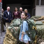 Niña sonriente con mochila en evento Expojove 2025
