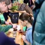 Niños participando en una actividad de plantación en Expojove 2025