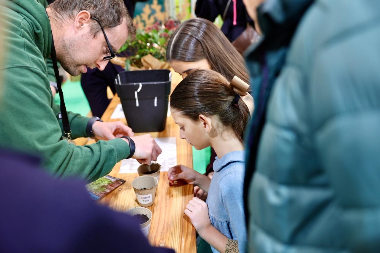 Niños participando en una actividad de plantación en Expojove 2025