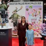Mujer y niña posando junto a esculturas en Expojove 2025