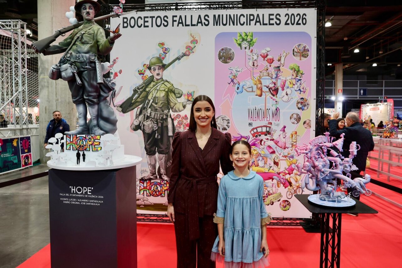 Mujer y niña posando junto a esculturas en Expojove 2025