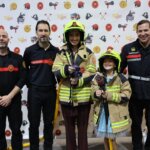 Grupo de bomberos y niños en la inauguración de Expojove 2025