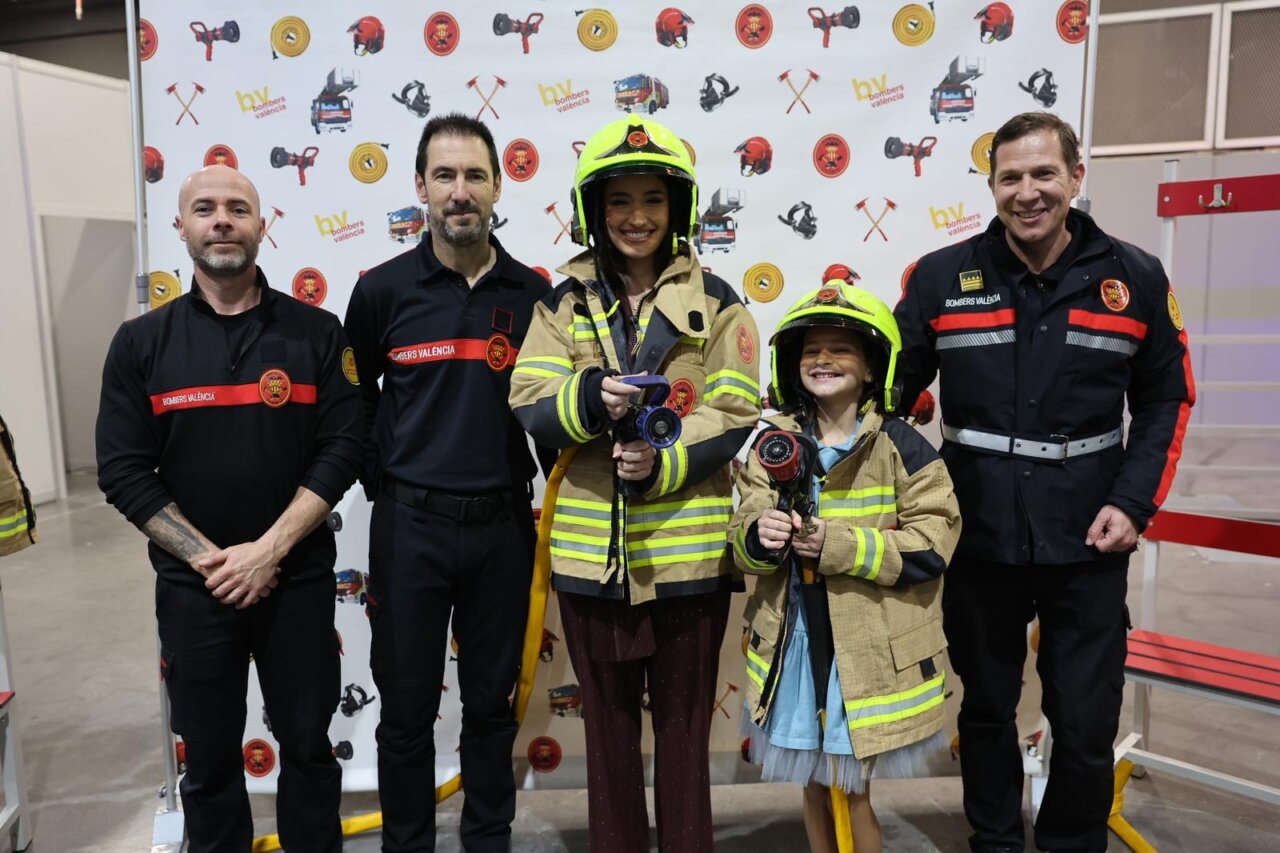 Grupo de bomberos y niños en la inauguración de Expojove 2025