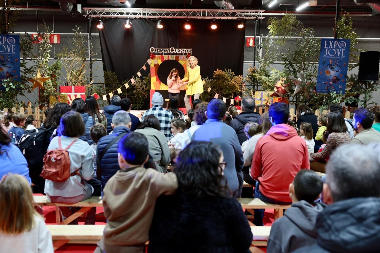 Espectáculo de cuentacuentos en la inauguración de Expojove 2025