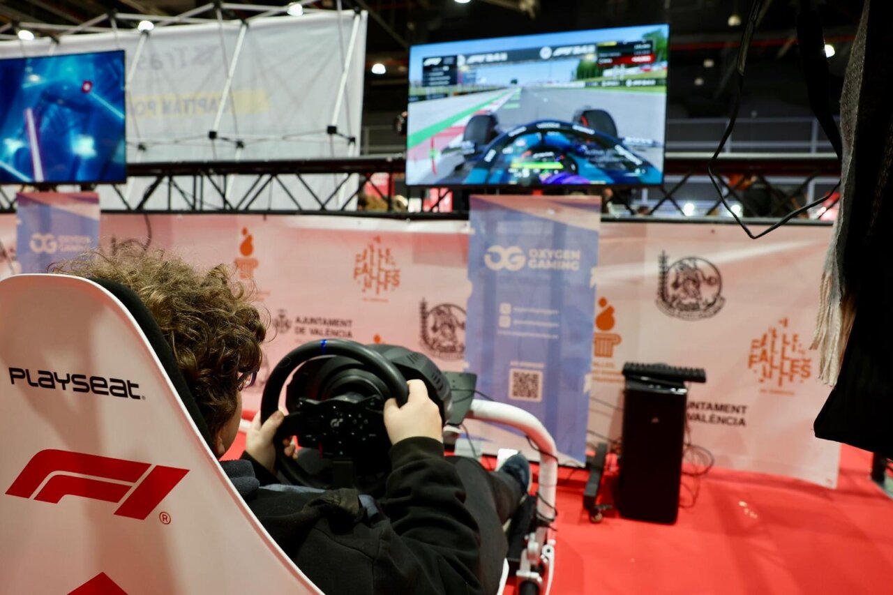 Joven jugando en simulador de carreras en Expojove 2025
