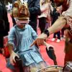 Niño usando un visor de realidad virtual en Expojove 2025