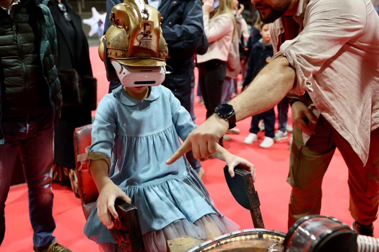 Niño usando un visor de realidad virtual en Expojove 2025
