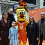Grupo de personas en la inauguración de Expojove 2025 con mascota de Valencia Basket