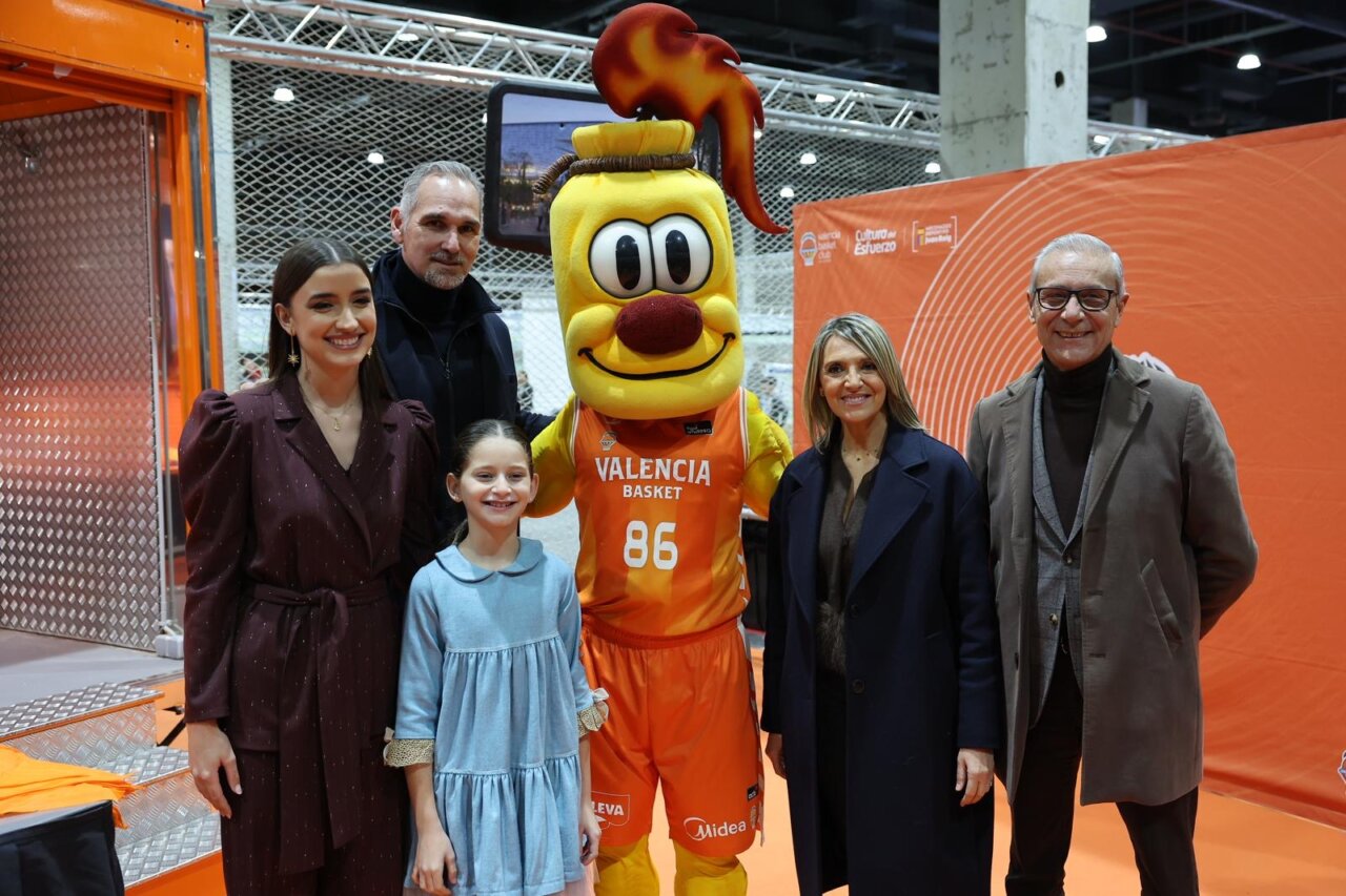 Grupo de personas en la inauguración de Expojove 2025 con mascota de Valencia Basket