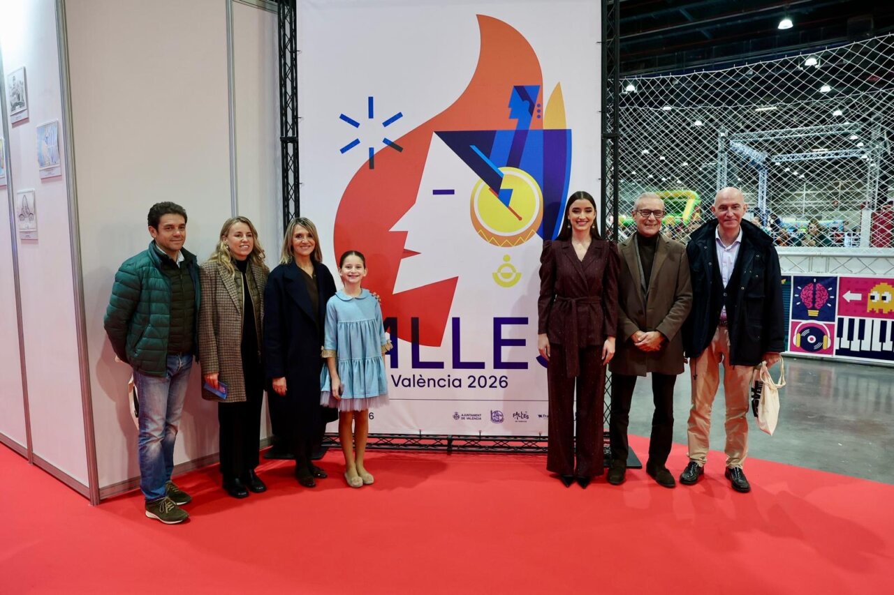 Grupo de personas en la inauguración de Expojove 2025 en Valencia