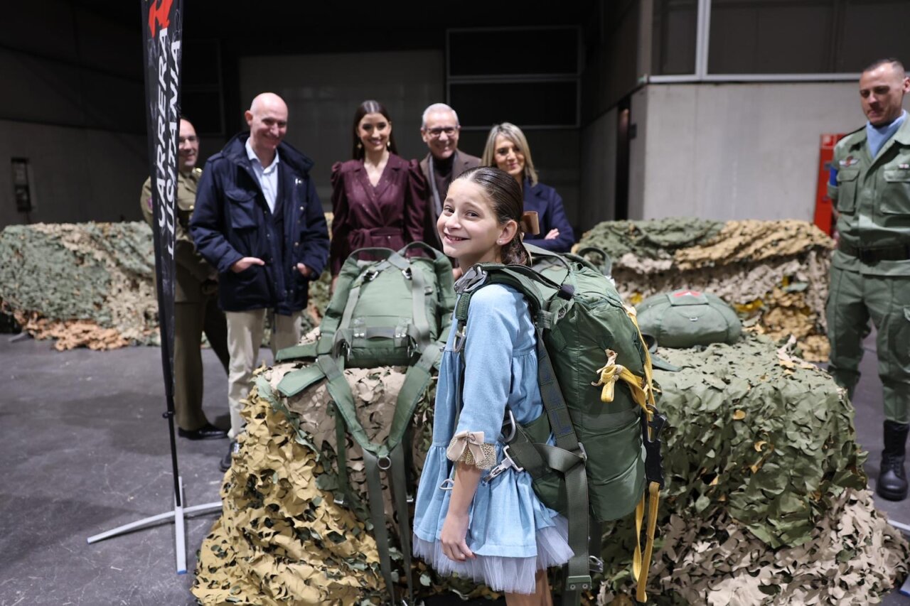 Niña sonriente con mochila en evento Expojove 2025