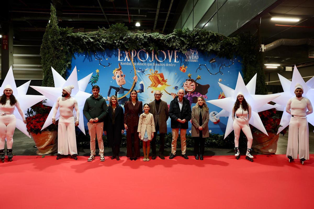 Inauguración de Expojove en València con personajes navideños y autoridades