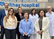 Equipo de la Unidad Vithas de Ensayos Clínicos en Valencia posando frente al hospital.