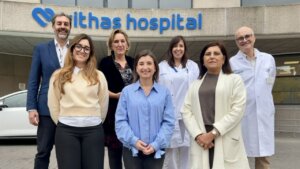 Equipo de la Unidad Vithas de Ensayos Clínicos en Valencia posando frente al hospital.