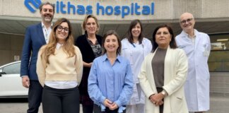 Equipo de la Unidad Vithas de Ensayos Clínicos en Valencia posando frente al hospital.