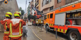 Bomberos trabajando en un incendio en Quart de Poblet