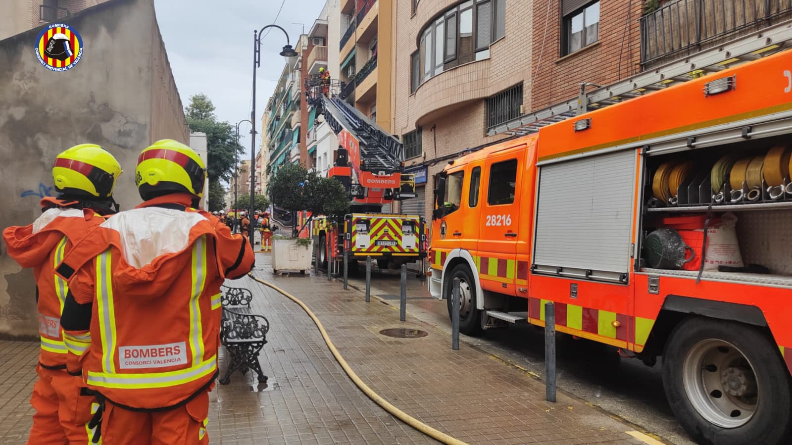 Bomberos trabajando en un incendio en Quart de Poblet