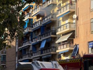 Edificio con humo saliendo de una ventana tras un incendio en Valencia