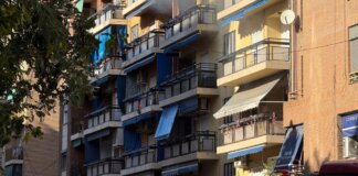 Edificio con humo saliendo de una ventana tras un incendio en Valencia