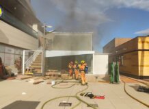 Bomberos trabajando en un incendio en un local en el centro comercial Bonaire